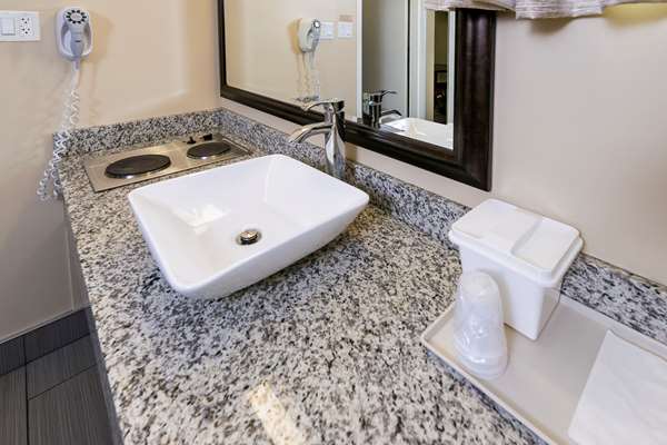  - Econo Lodge Inn & Suites Medicine Hat