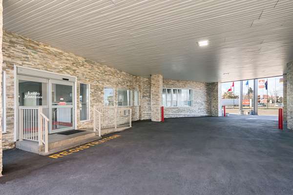 Exterior view - Econo Lodge Inn & Suites Medicine Hat