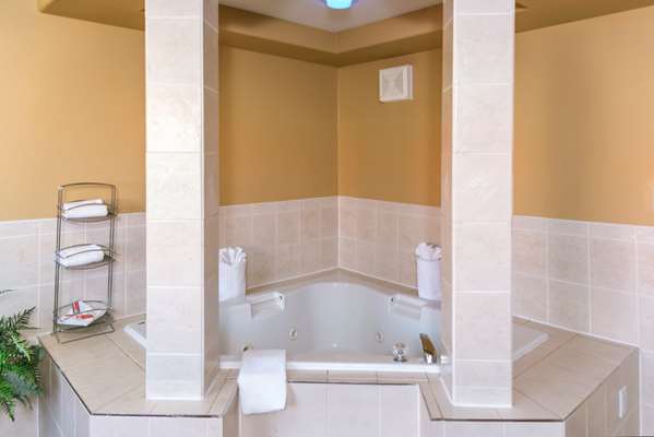 Suite - Econo Lodge Inn & Suites Medicine Hat