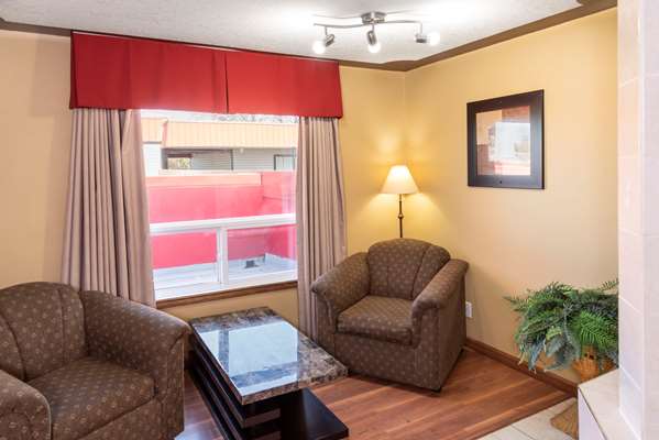 Suite - Econo Lodge Inn & Suites Medicine Hat