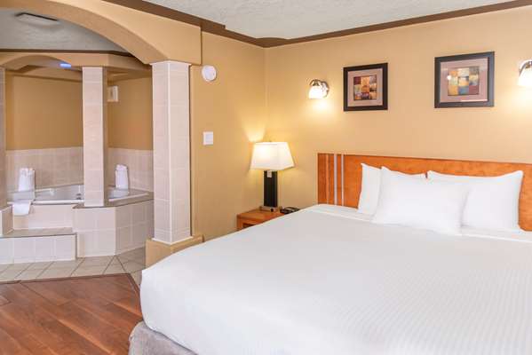 Suite - Econo Lodge Inn & Suites Medicine Hat
