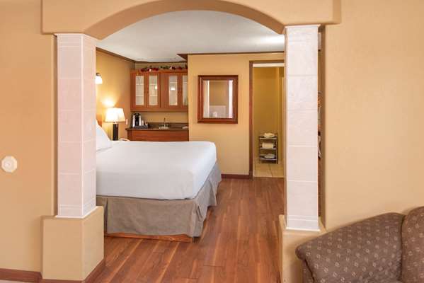 Suite - Econo Lodge Inn & Suites Medicine Hat