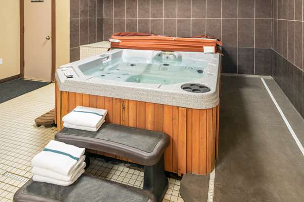 Pool - Econo Lodge Inn & Suites Medicine Hat