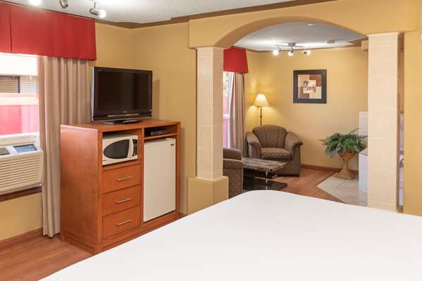 Suite - Econo Lodge Inn & Suites Medicine Hat