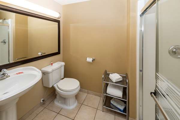 Suite - Econo Lodge Inn & Suites Medicine Hat