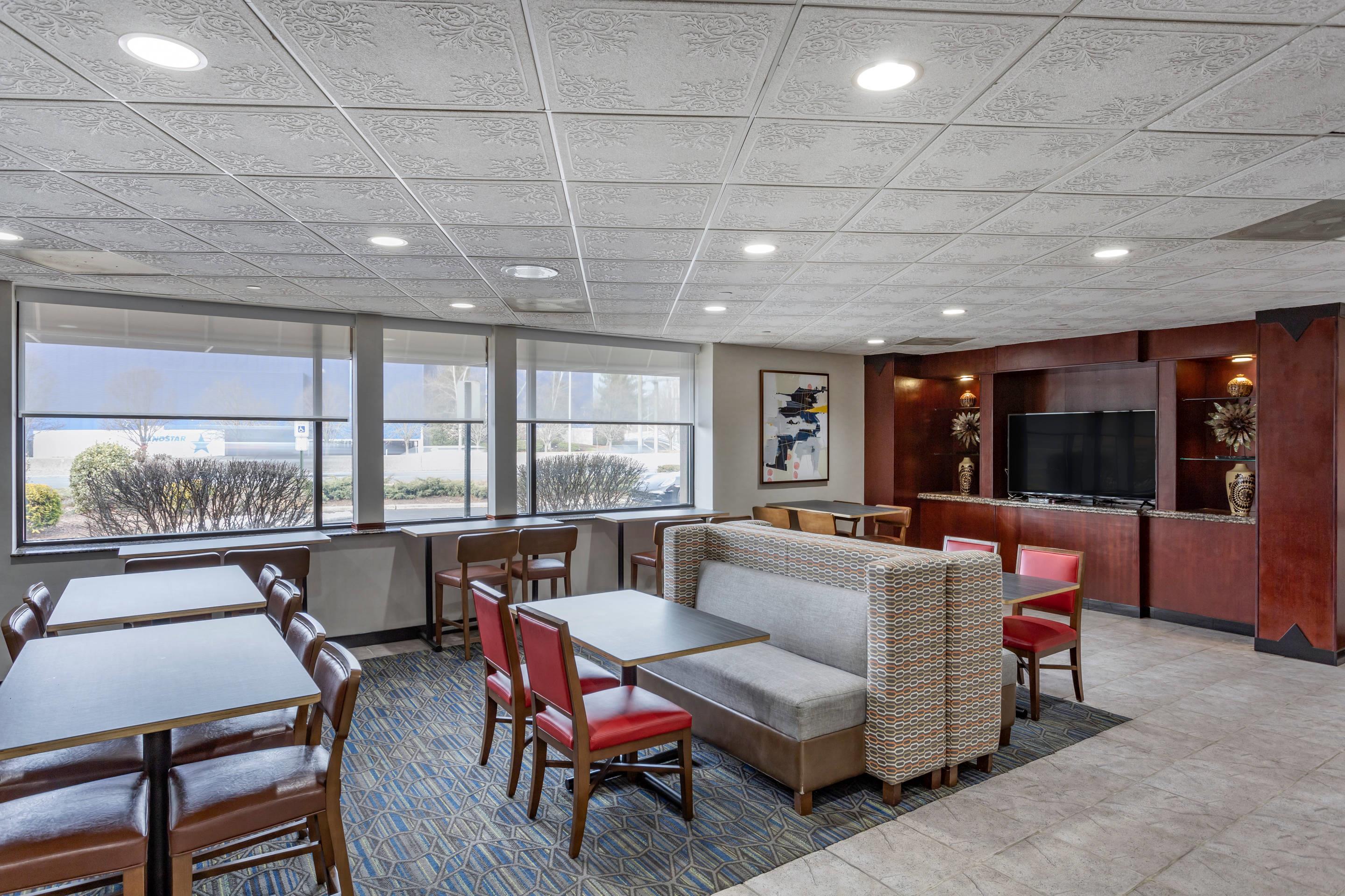 Enjoy breakfast in this seating area | Comfort Inn Paramus