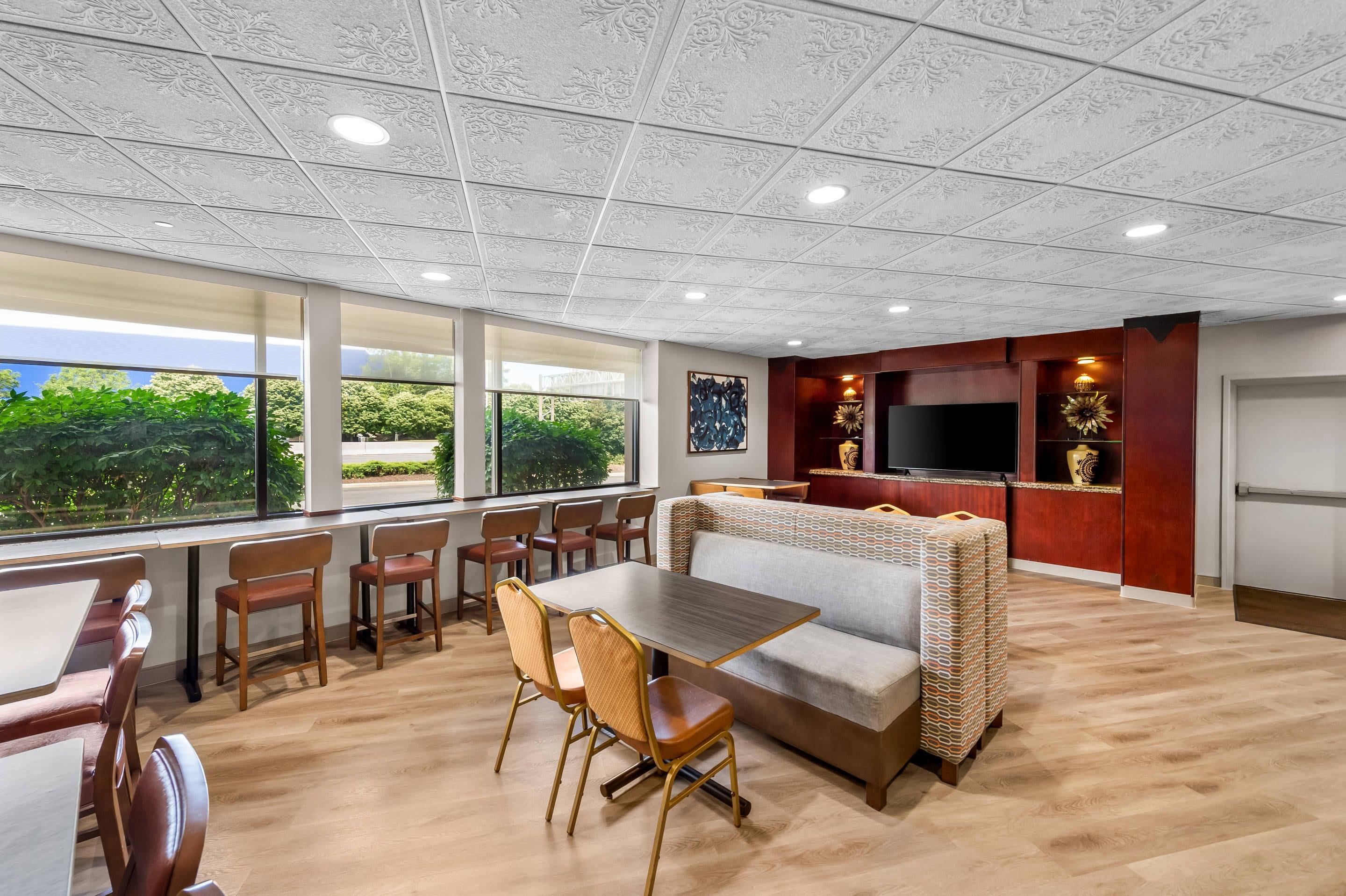 Breakfast area | Comfort Inn Paramus