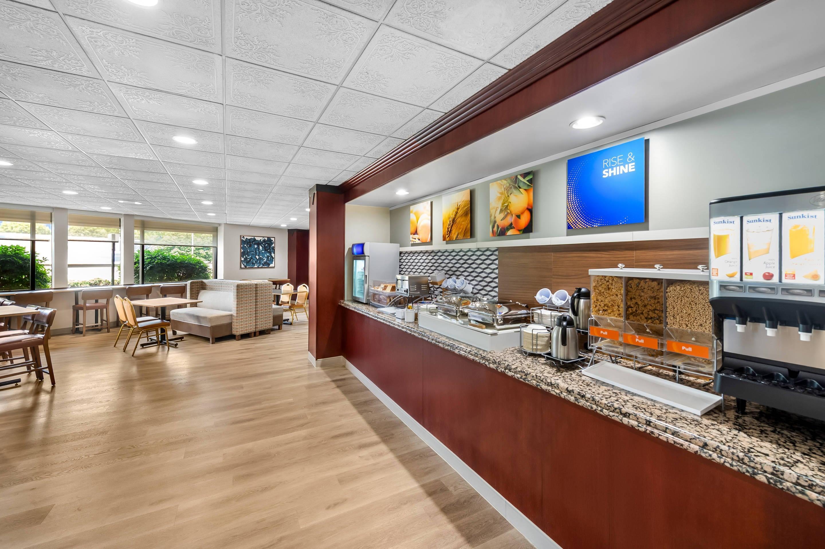 Breakfast area | Comfort Inn Paramus