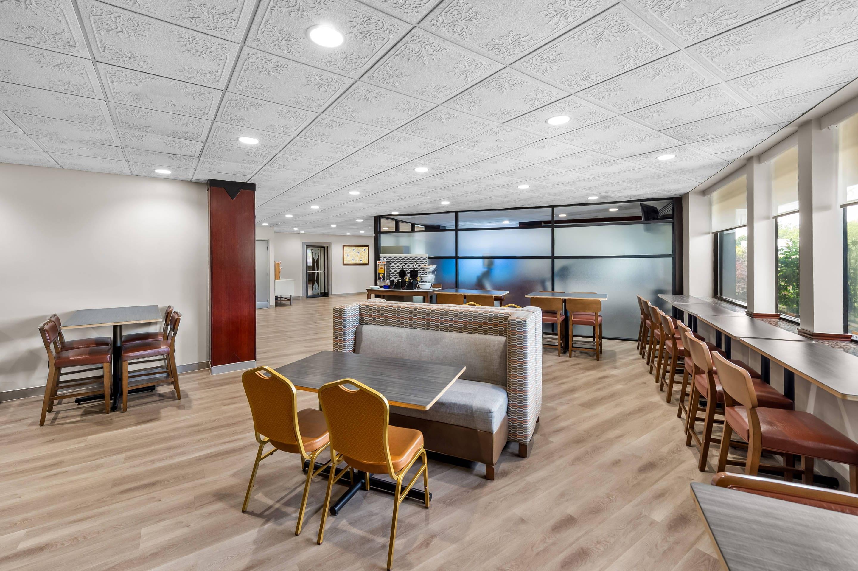 Breakfast area | Comfort Inn Paramus