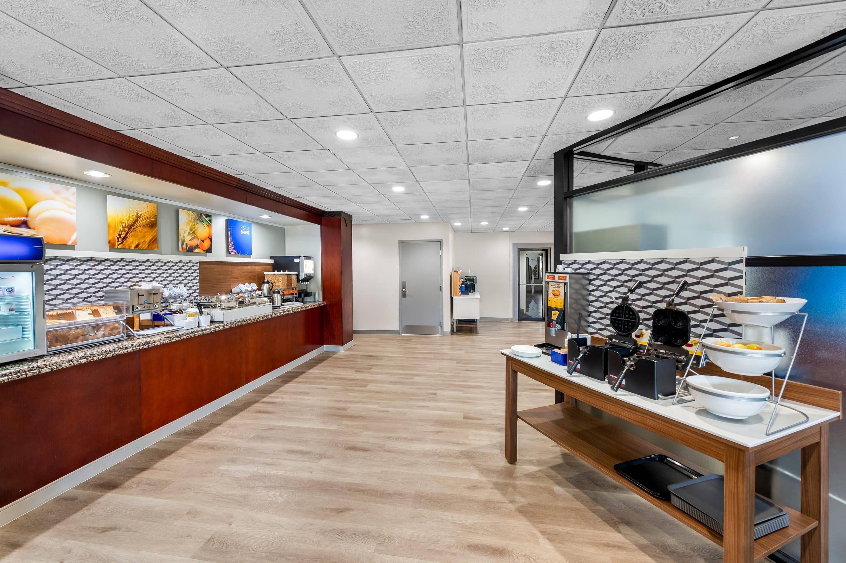 Breakfast area | Comfort Inn Paramus