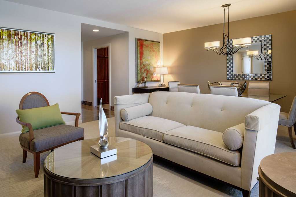BROADWAY PLAZA, TRADEMARK COLLECTIO-guestroom-Guest Room,On-Site.jpg