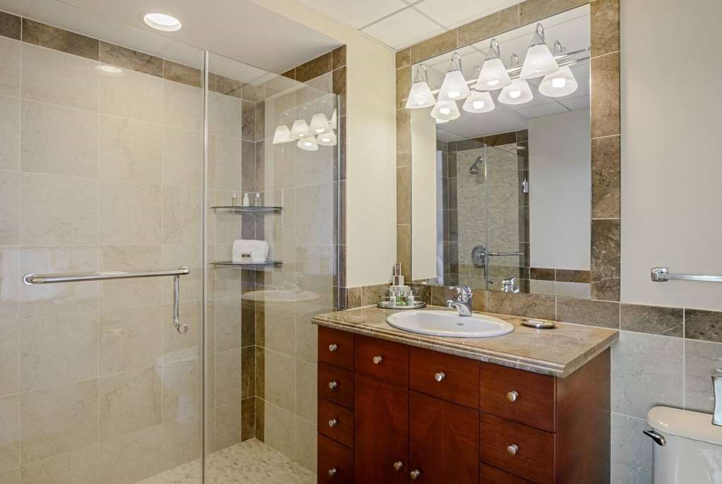 BROADWAY PLAZA, TRADEMARK COLLECTIO-guestroom-Guest Room,Bathroom,On-Site.jpg