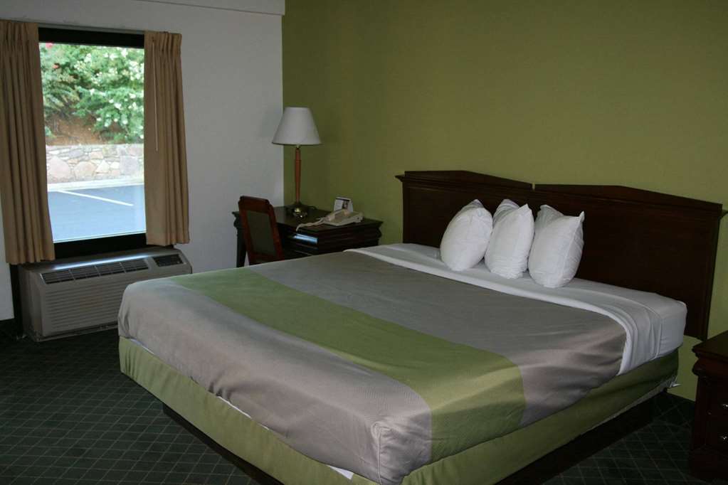 TRAVELODGE BY WYNDHAM ROANOKE-guestroom-Guest Room,On-Site.jpg