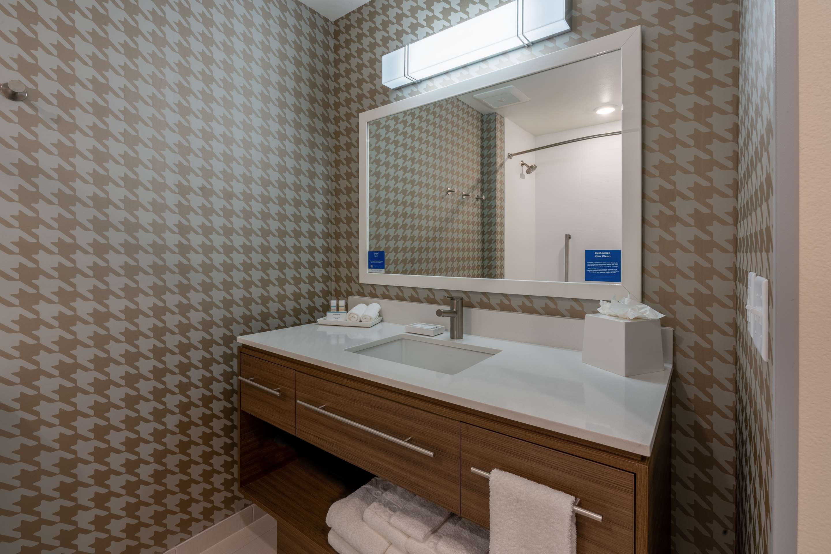 Guest room bath