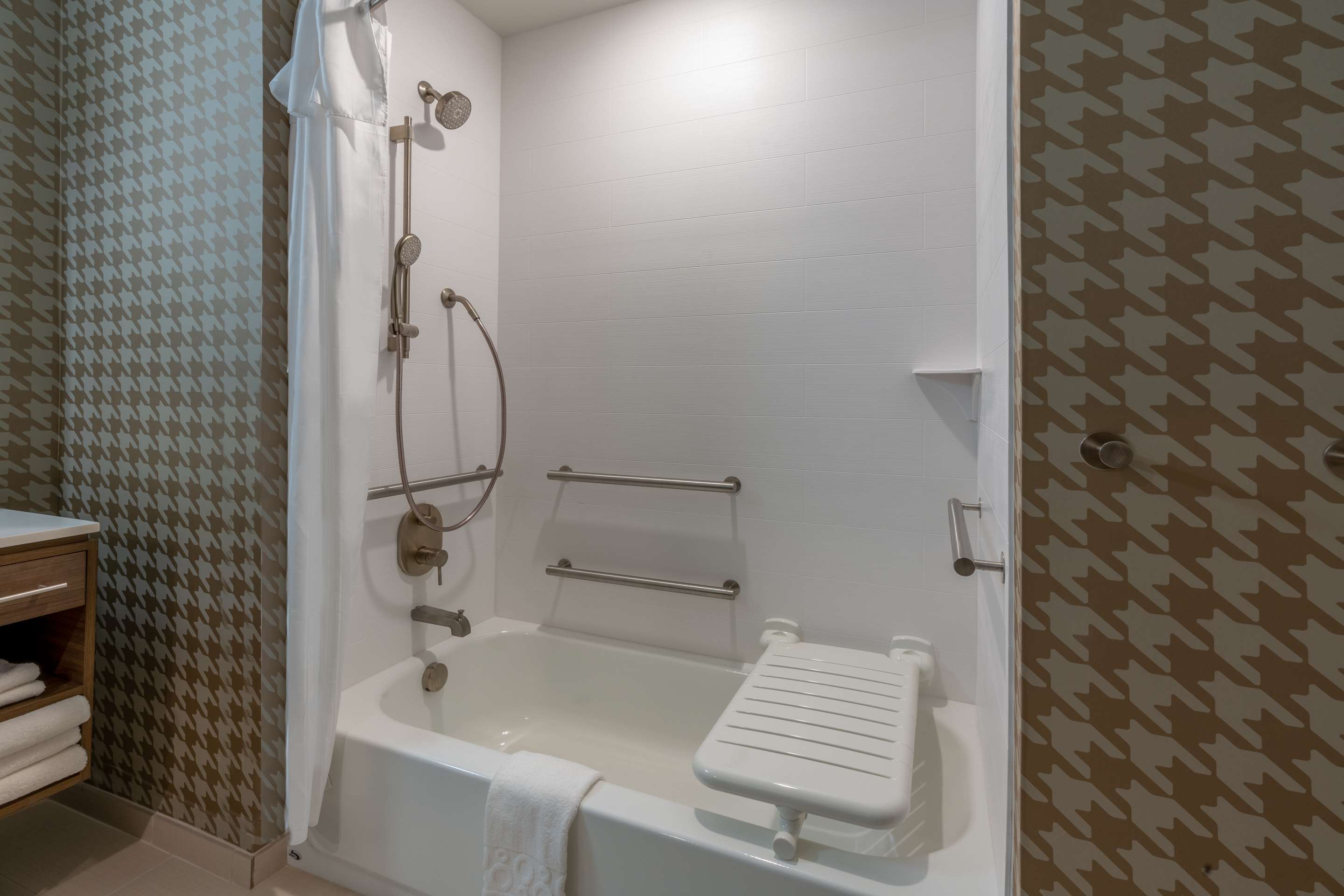 Guest room bath