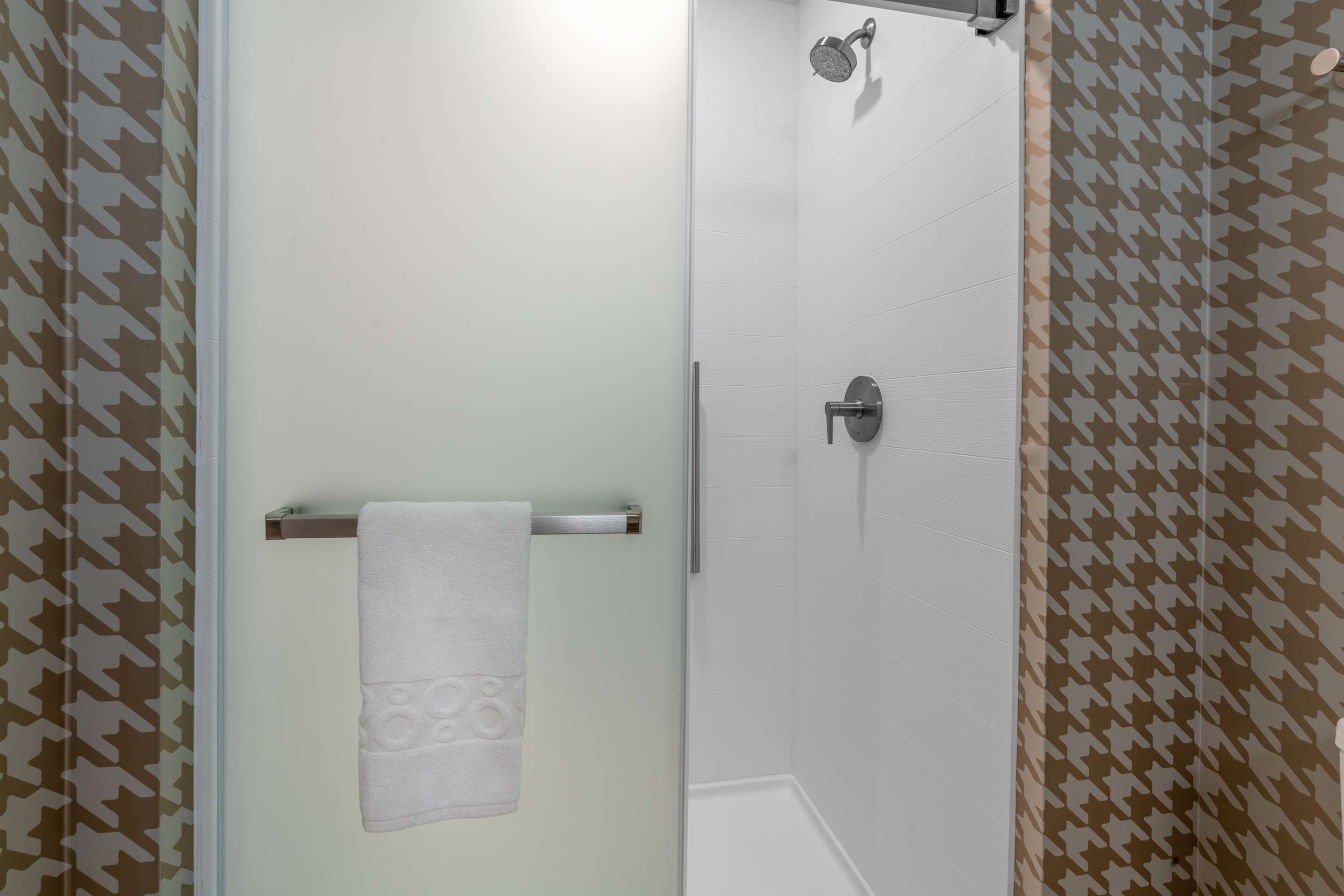 Guest room bath