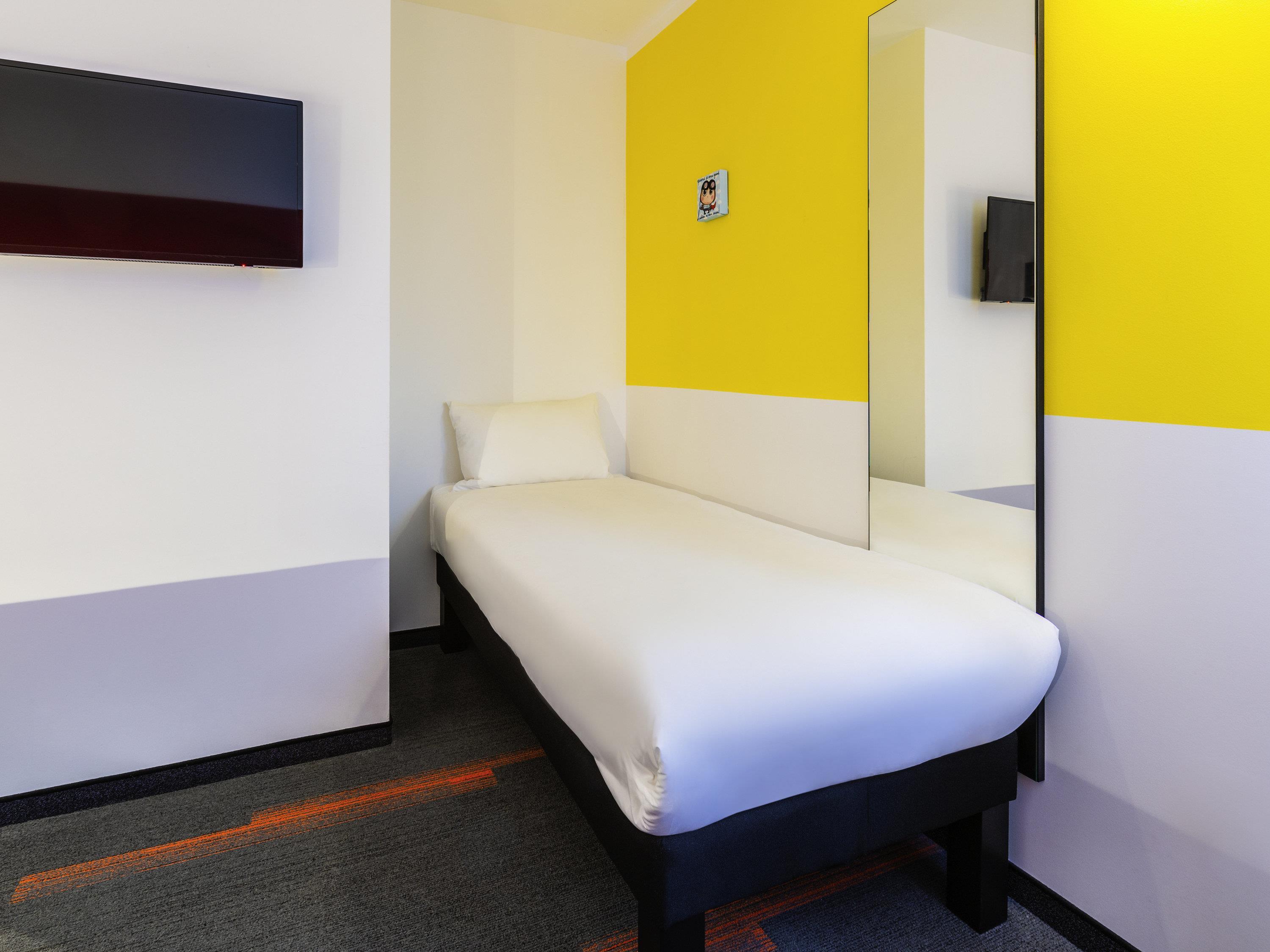 Greet Hotel Nancy Sud Room Type - Pop Room with One Double Bed and One Single Bed Greet Hotel Nancy Sud Room Type - Pop Room with One Double Bed and One Single Bed