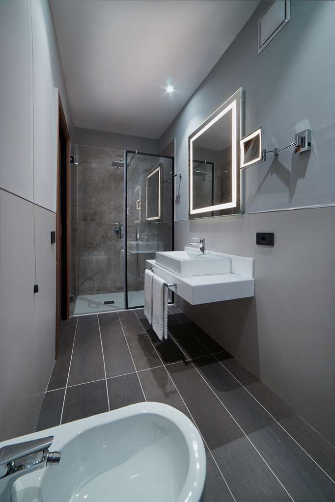 RADISSON HOTEL NAPLES NOLA-guestroom-Guest Room,Bathroom,On-Site.jpg