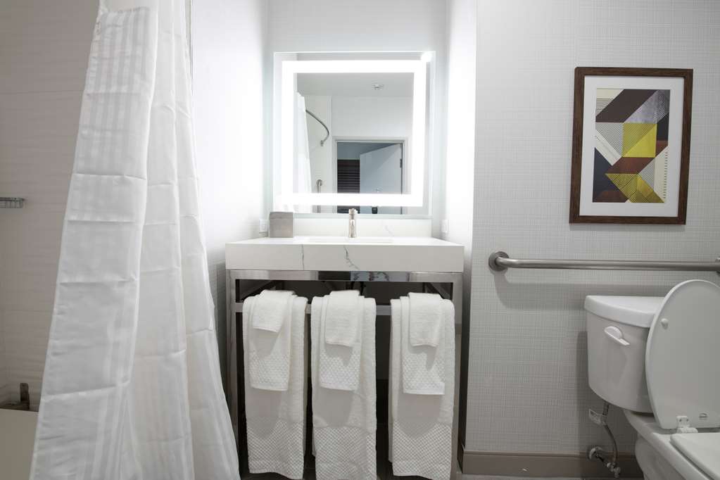 DoubleTree by Hilton Sulphur Lake Charles Room Type - 1 KG MOB HEAR ACC TUB
