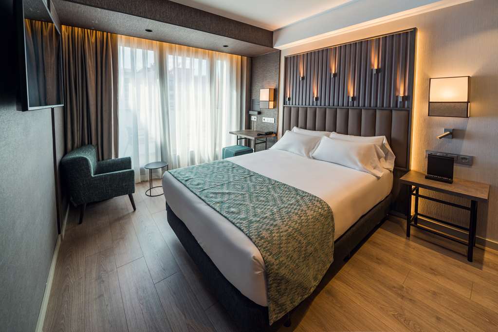 Catalonia Gran Via Bilbao-guestroom-Guest Room,On-Site.jpg