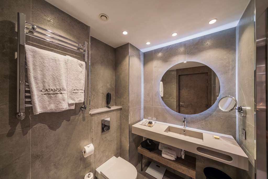 Catalonia Gran Via Bilbao-guestroom-Guest Room,Bathroom,On-Site.jpg