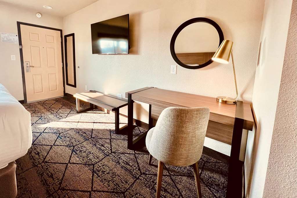 RAMADA BY WYNDHAM MODESTO YOSEMITE-guestroom-Guest Room,On-Site.jpg