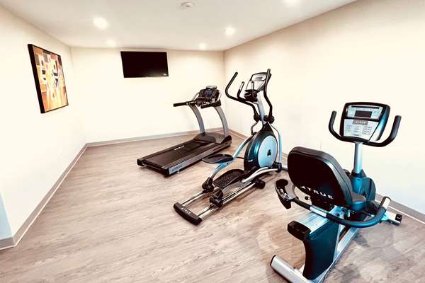 Fitness/ Exercise Room - Ramada Hotel Yosemite Area Modesto