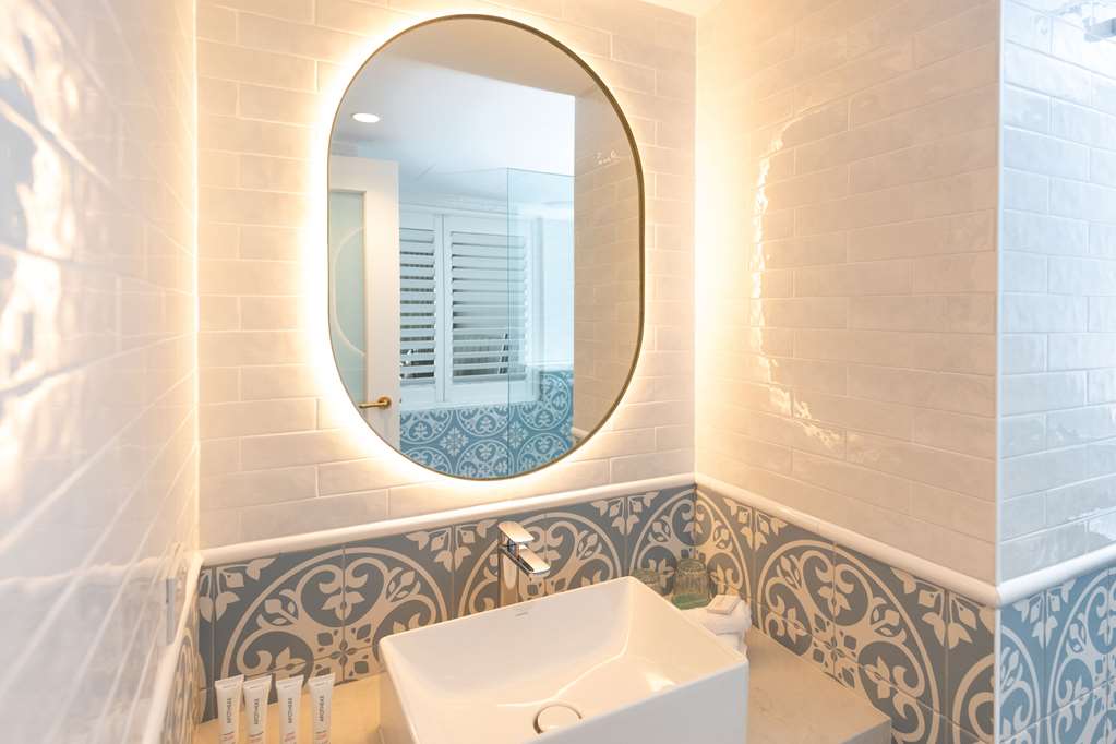 THE BEACHCOMBER HOTEL AND RESORT AN-guestroom-Guest Room,Bathroom,On-Site.jpg