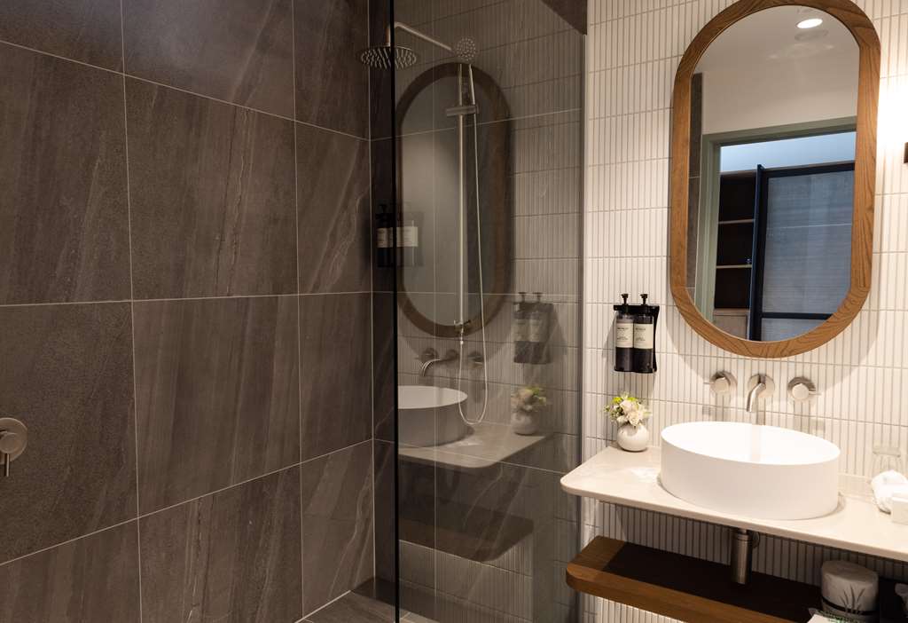 SUDIMA QUEENSTOWN FIVE MILE-guestroom-Guest Room,Bathroom,On-Site.jpg