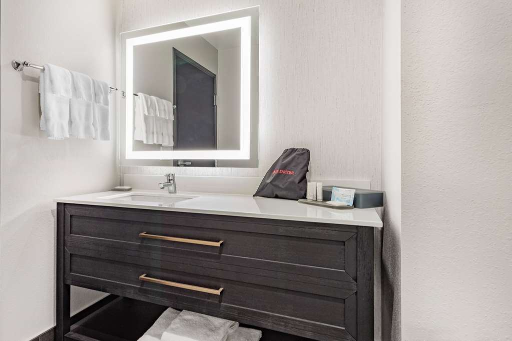 LA QUINTA INN & SUITES BY WYNDHAM S-guestroom-Guest Room,Bathroom,On-Site.jpg
