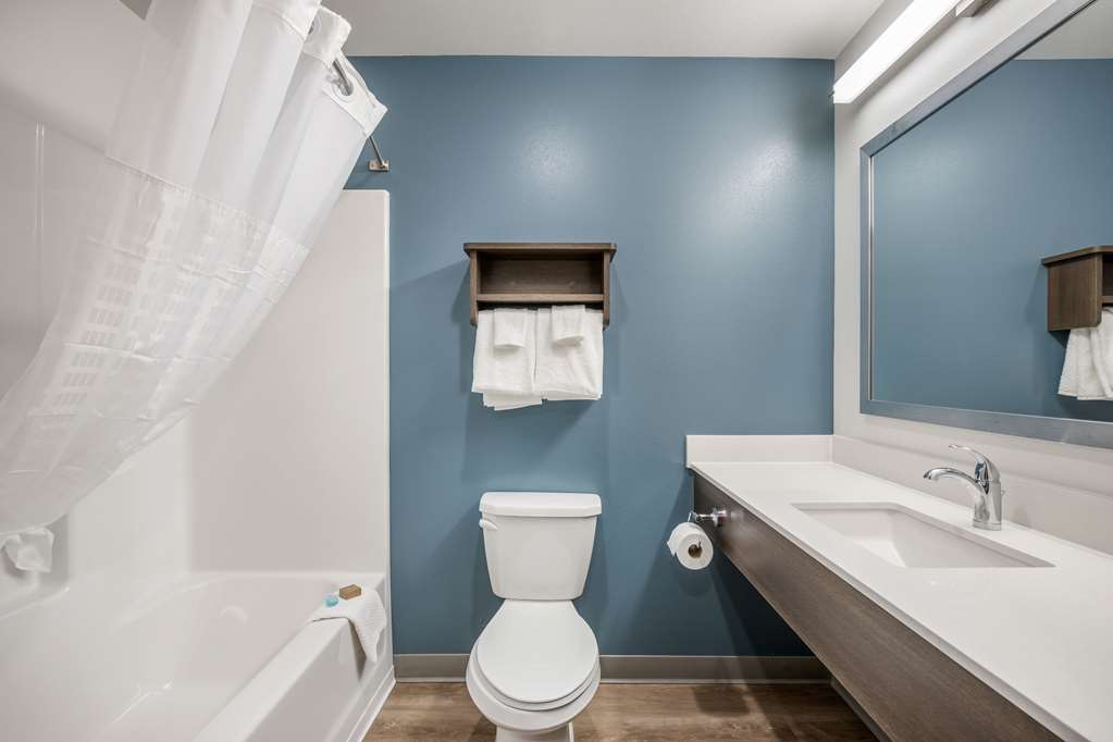 WOODSPRING SUITES GURNEE - CHICAGO-guestroom-Guest Room,Bathroom,On-Site.jpg