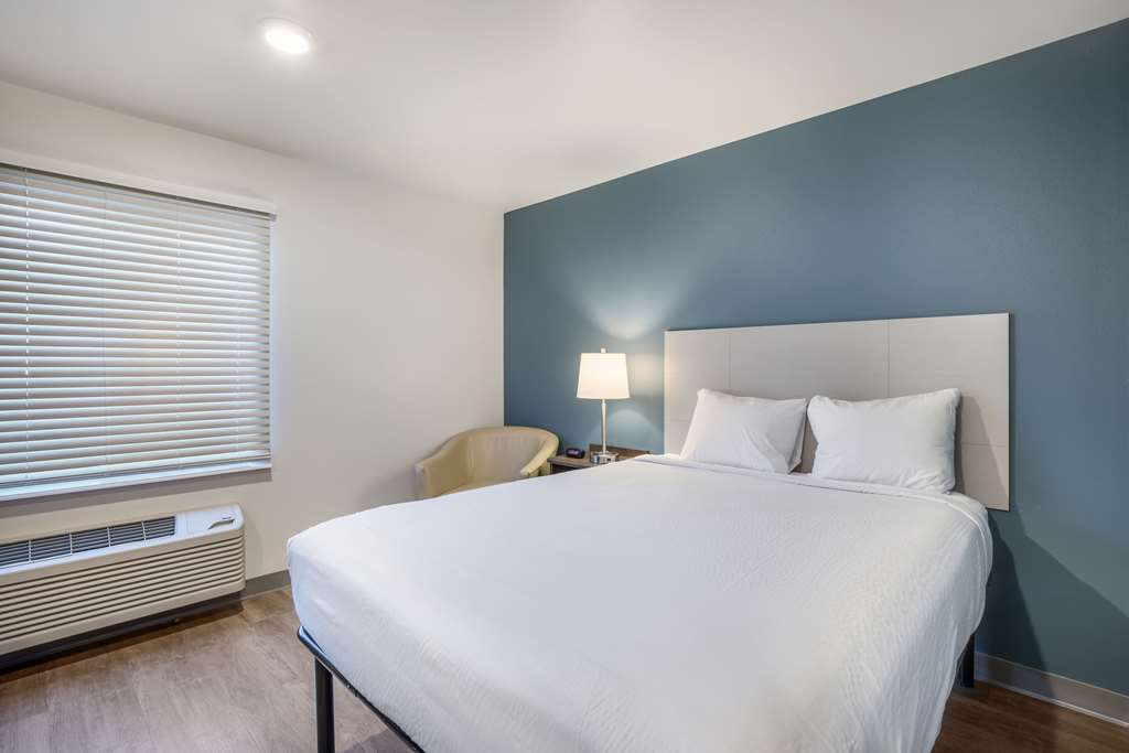 WOODSPRING SUITES GURNEE - CHICAGO-guestroom-Guest Room,On-Site.jpg