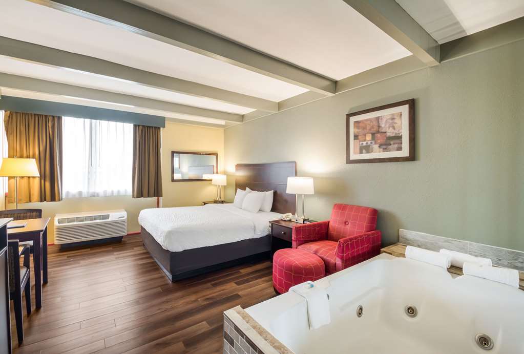 SUBURBAN STUDIOS BUFFALO AIRPORT-guestroom-Guest Room,On-Site.jpg