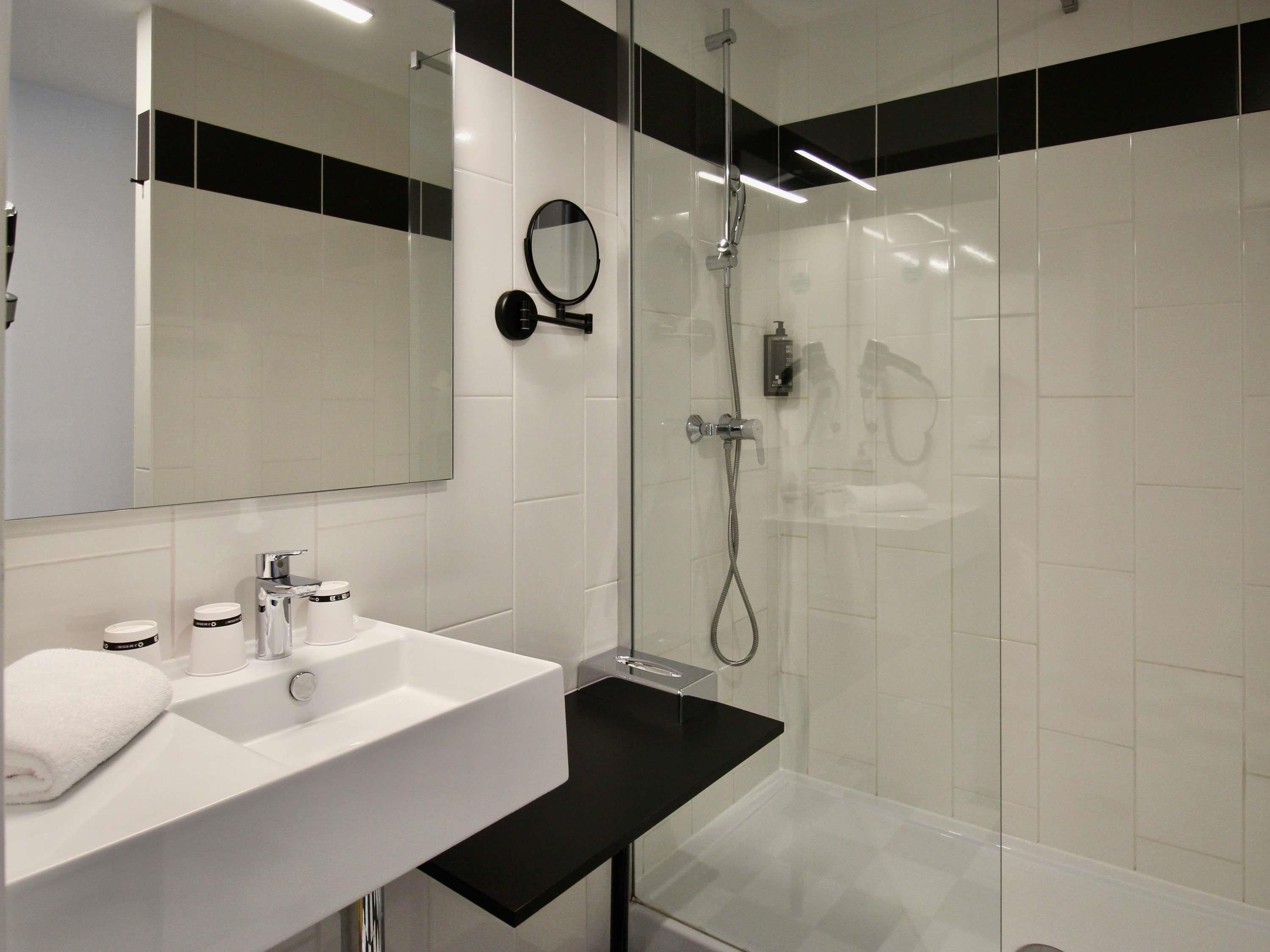 ibis styles Dijon Sud Domaine de Beauregard Room Type - Superior Room with one double bed and one-person chaise lounge