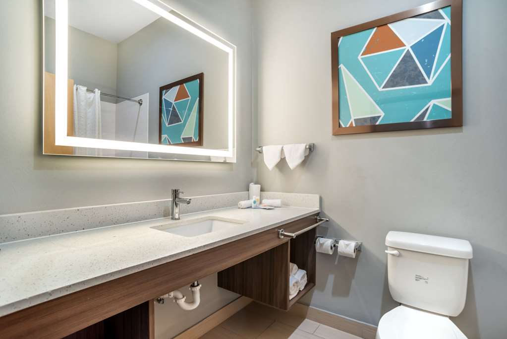 COMFORT INN MIRAMAR BEACH-DESTIN-guestroom-Guest Room,Bathroom,On-Site.jpg
