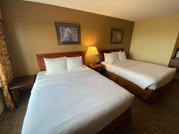  - Comfort Inn & Suites Morton - I-74, Exit 102