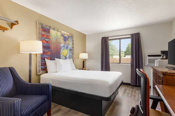  - Baymont Inn & Suites Hutchinson