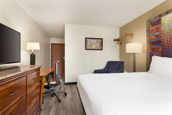  - Baymont Inn & Suites Hutchinson