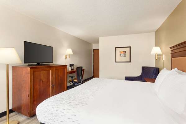  - Baymont Inn & Suites Hutchinson