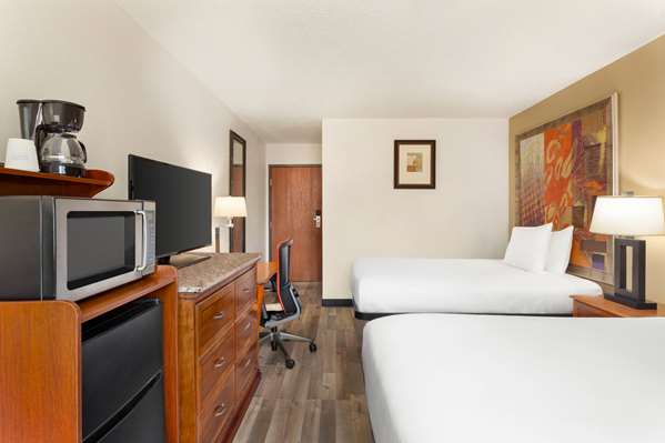  - Baymont Inn & Suites Hutchinson
