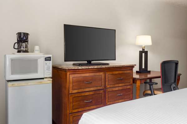  - Baymont Inn & Suites Hutchinson