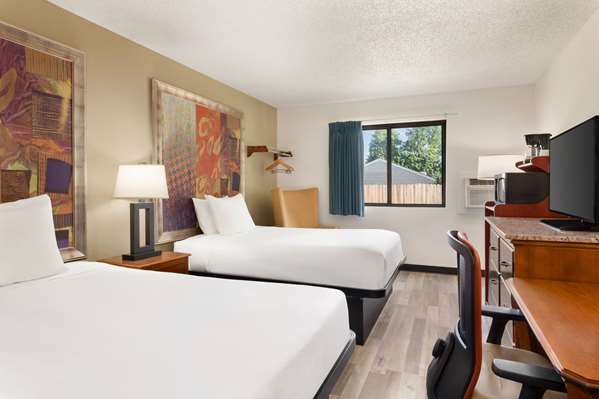  - Baymont Inn & Suites Hutchinson