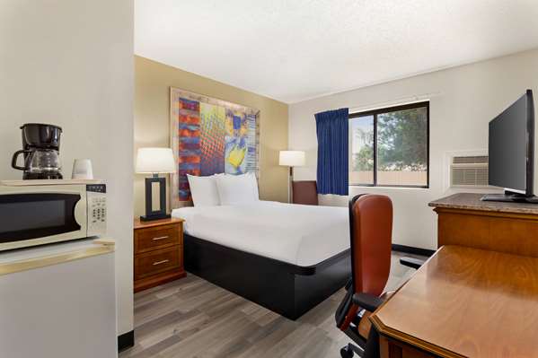  - Baymont Inn & Suites Hutchinson