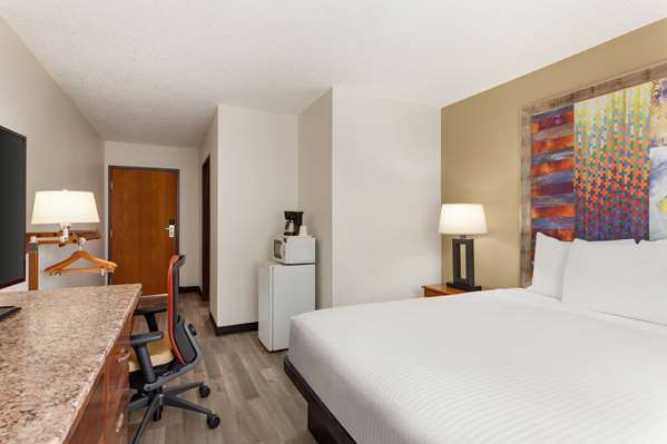  - Baymont Inn & Suites Hutchinson