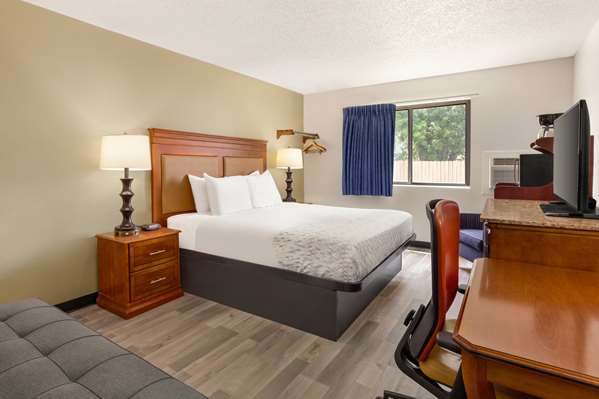 Suite - Baymont Inn & Suites Hutchinson