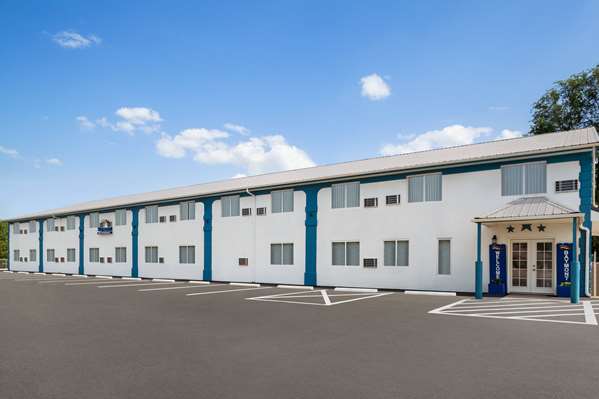 Exterior view - Baymont Inn & Suites Hutchinson