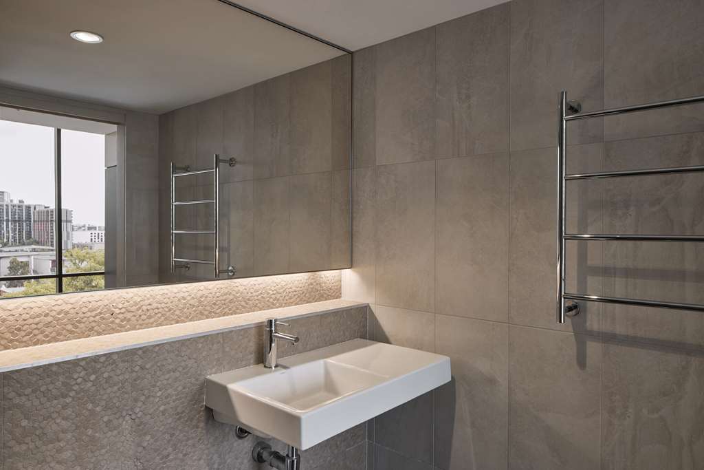 KENNIGO HOTEL BRISBANE-guestroom-Guest Room,Bathroom,On-Site.jpg