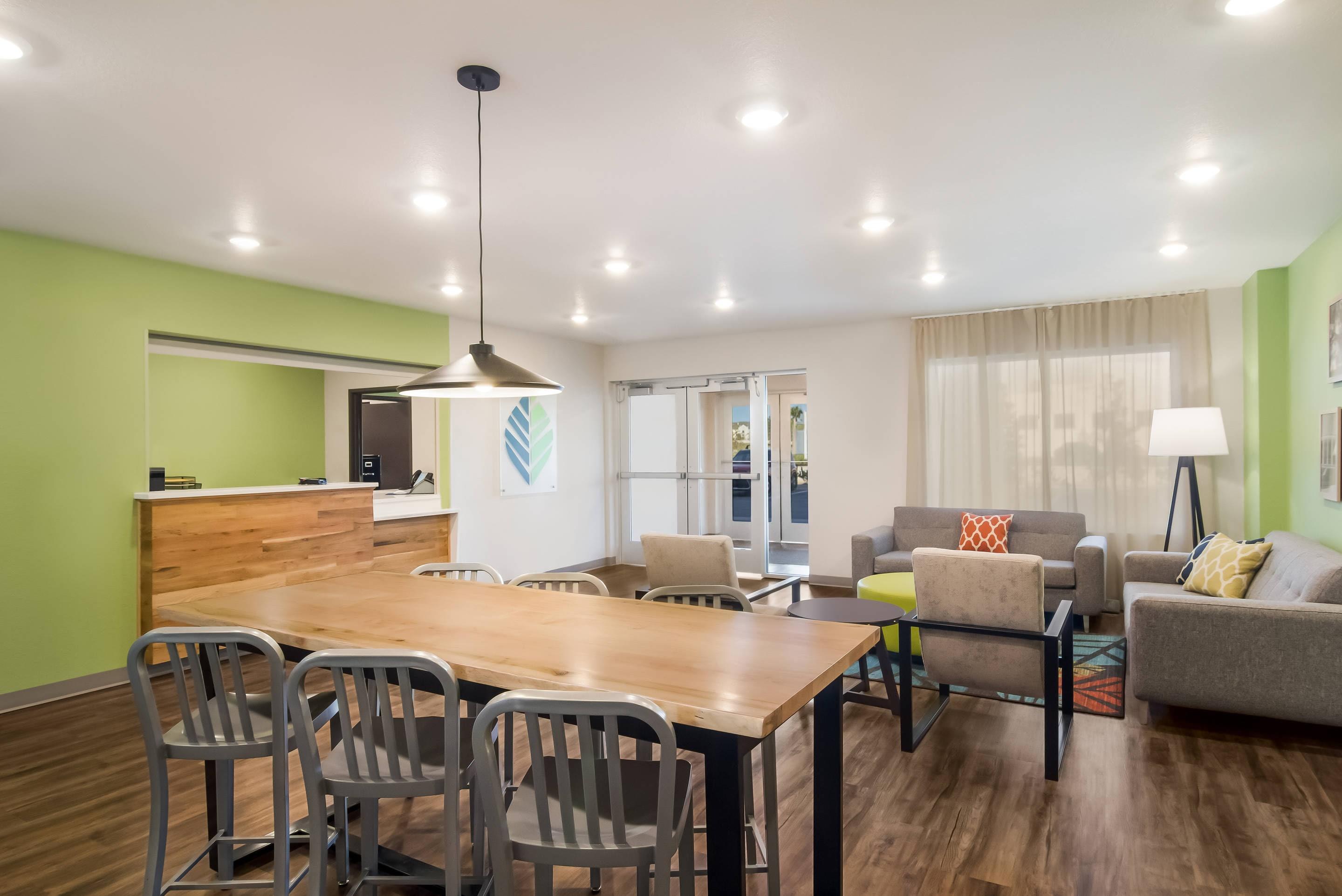 Hotel lobby | WoodSpring Suites Jacksonville - South