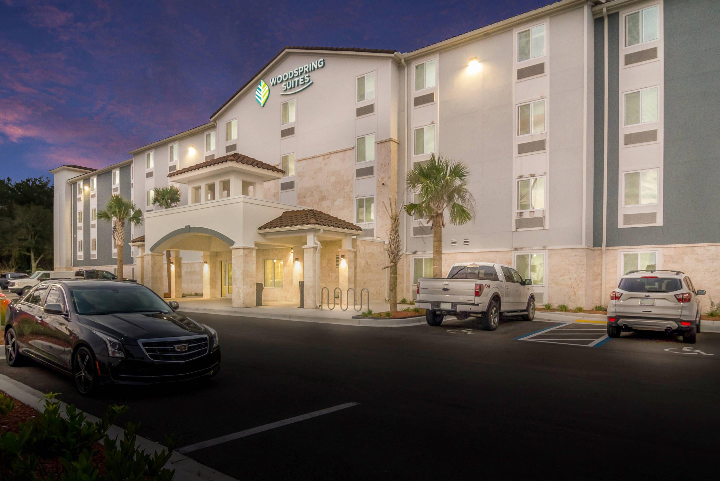 Hotel Entrance | WoodSpring Suites Jacksonville - South