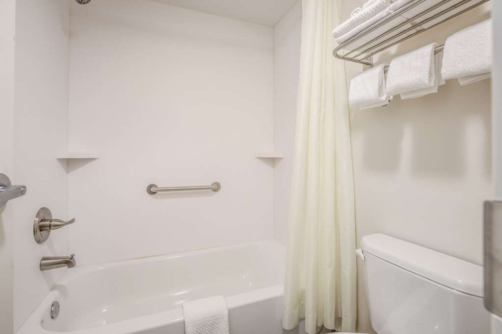 SUBURBAN STUDIOS MIDDLESBORO-guestroom-Guest Room,Bathroom,On-Site.jpg